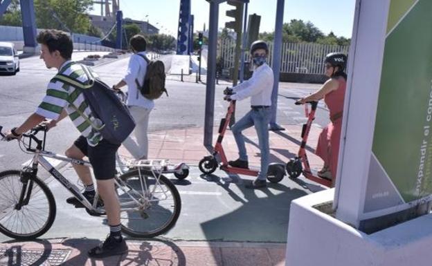 Normas a seguir para no llevarte un multa por ir en bici o patinete eléctrico