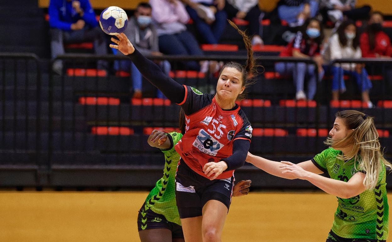 Mada Fernández-Agustí lanza a puerta en el partido frente al Rocasa Gran Canaria 