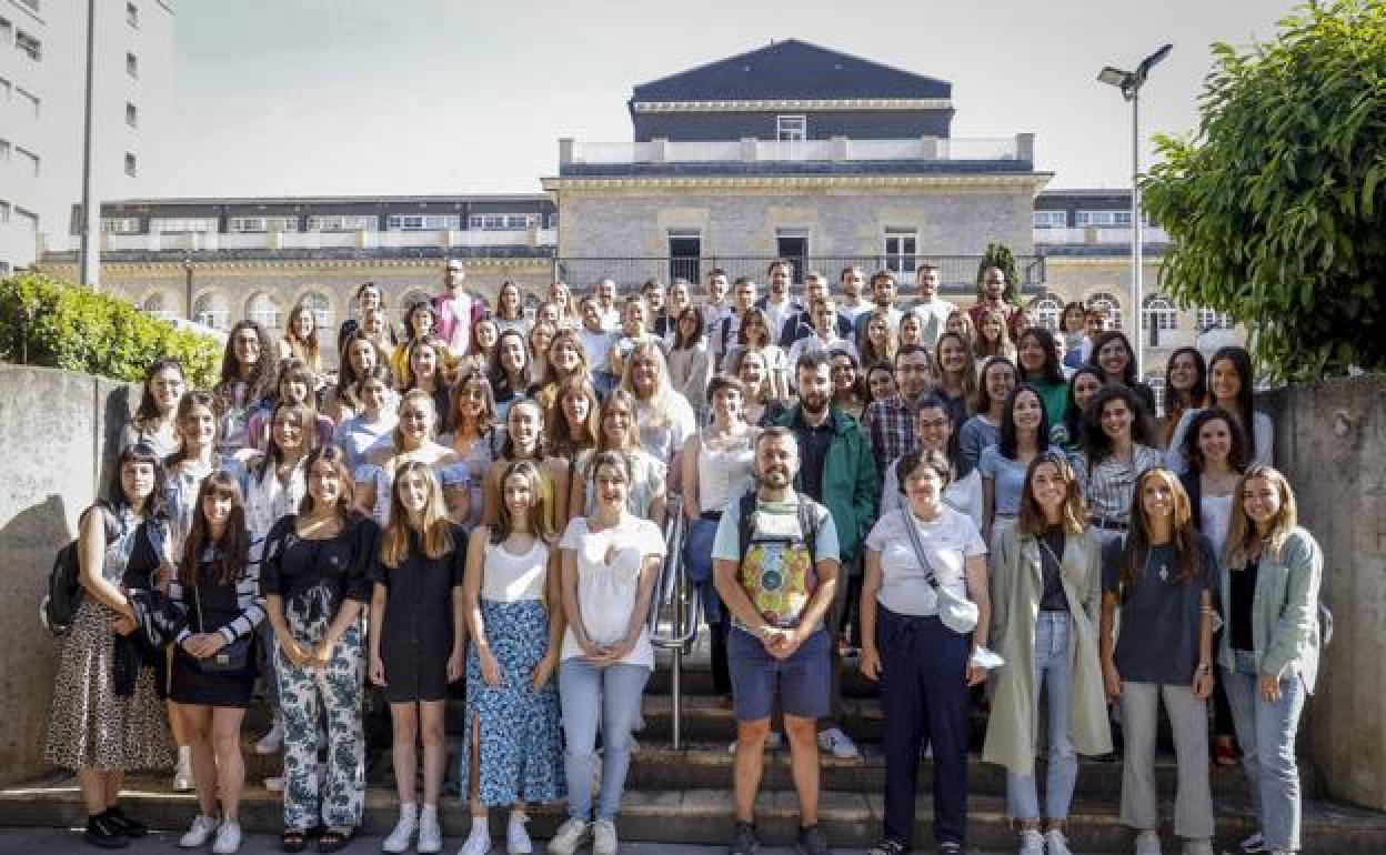 Foto de familia a la entrada del hospital de Santiago, en Vitoria.