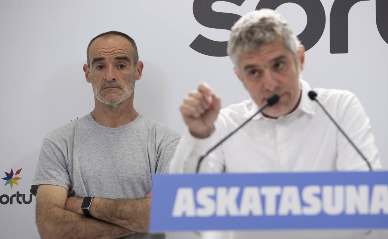 Xabier Atristain, en segundo plano, durante una rueda de prensa en la sede de Sortu. 