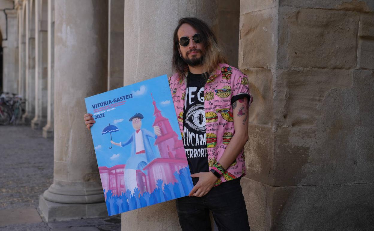 Luis Carlos Orduz, el autor, sostiene el cartel anunciador de las fiestas de La Blanca 2022.