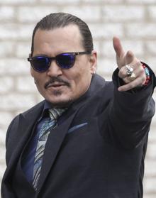 Imagen secundaria 2 - La actriz abandona el juzgado. A la derecha, Depp, en la última sesión del juicio. 