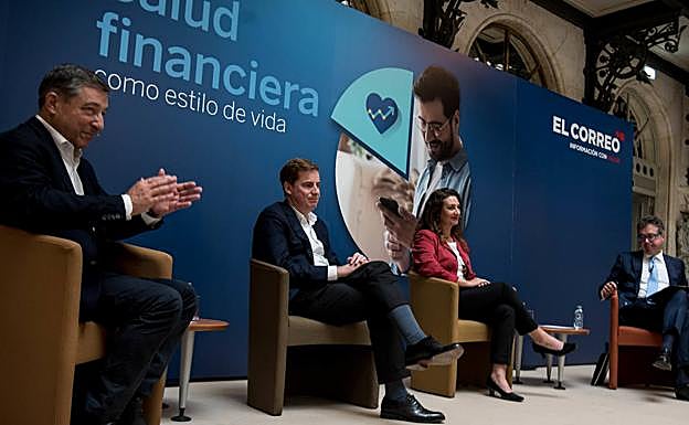 El chef Joan Roca, Gonzalo Rodríguez -BBVA- y la psicóloga Laura Rojas Marcos, ayer, con el corresponsal económico de EL CORREO, Manu Alvarez. 