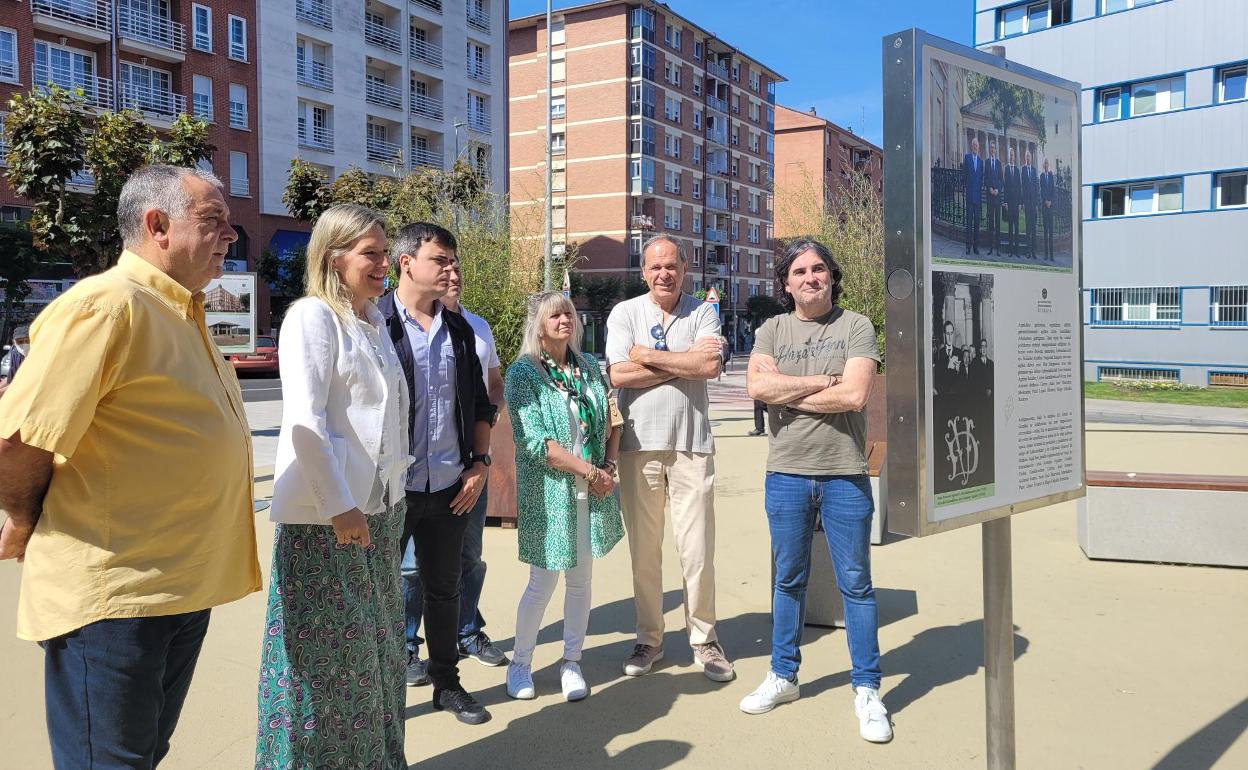 La presidenta de las Juntas Generales de Bizkaia, Ana Otadui, junto al alcalde de Galdakao, Iñigo Hernando, y miembros de la corporación municipal en la inauguración de la exposición./