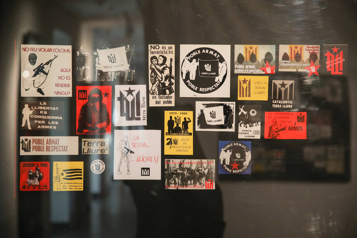 Fotos: Pegatinas para combatir el odio en el Memorial de Vitoria