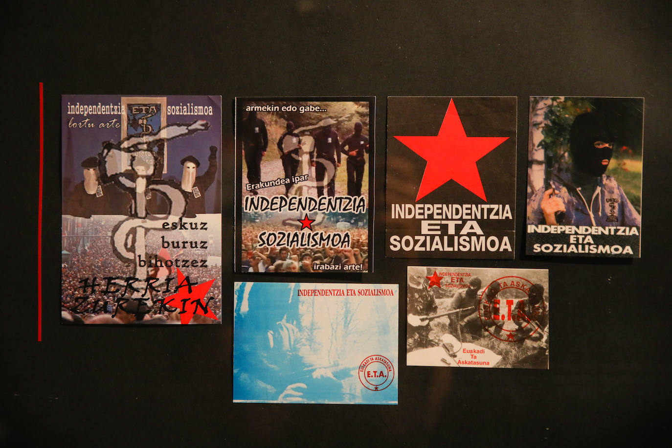 Fotos: Pegatinas para combatir el odio en el Memorial de Vitoria