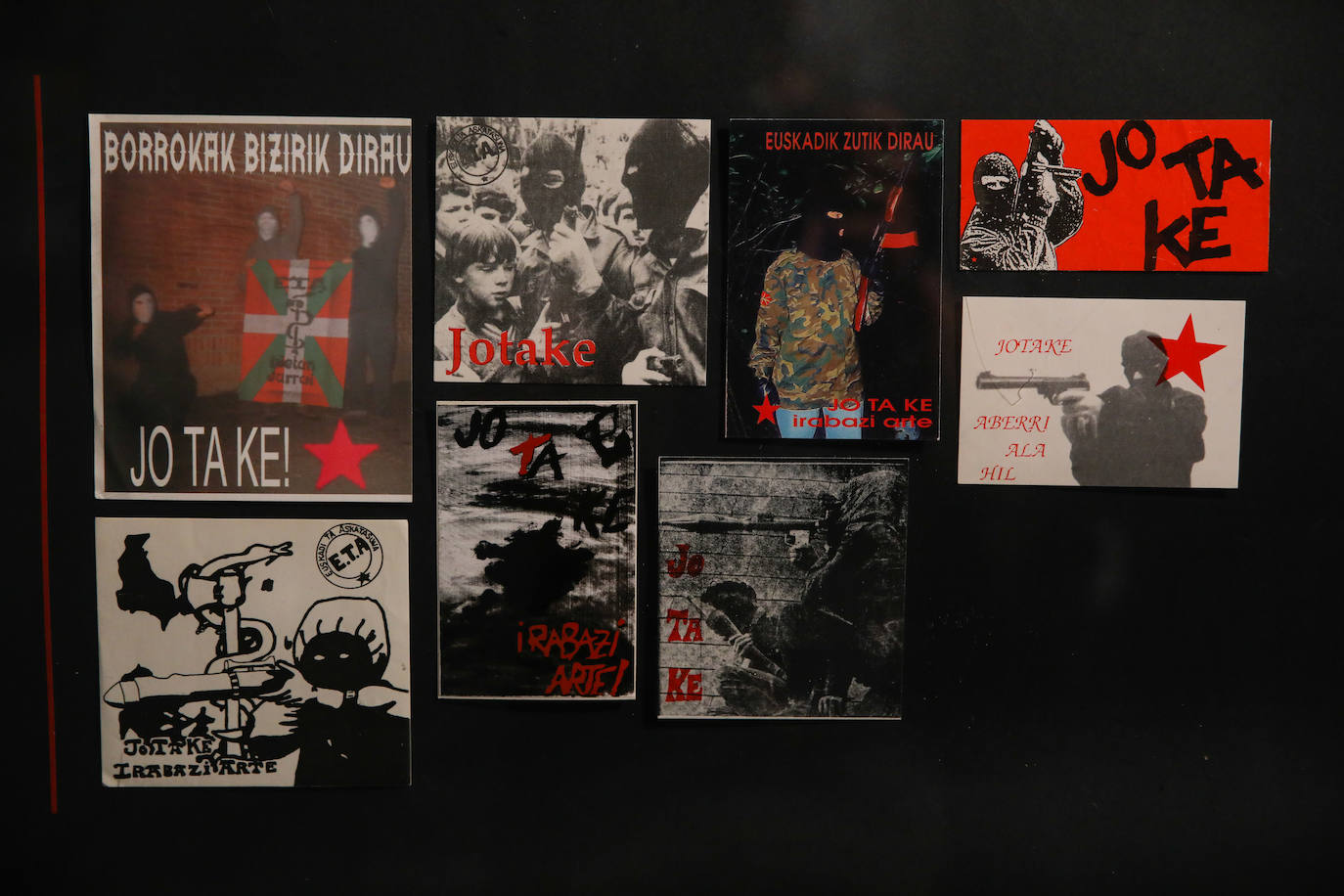 Fotos: Pegatinas para combatir el odio en el Memorial de Vitoria