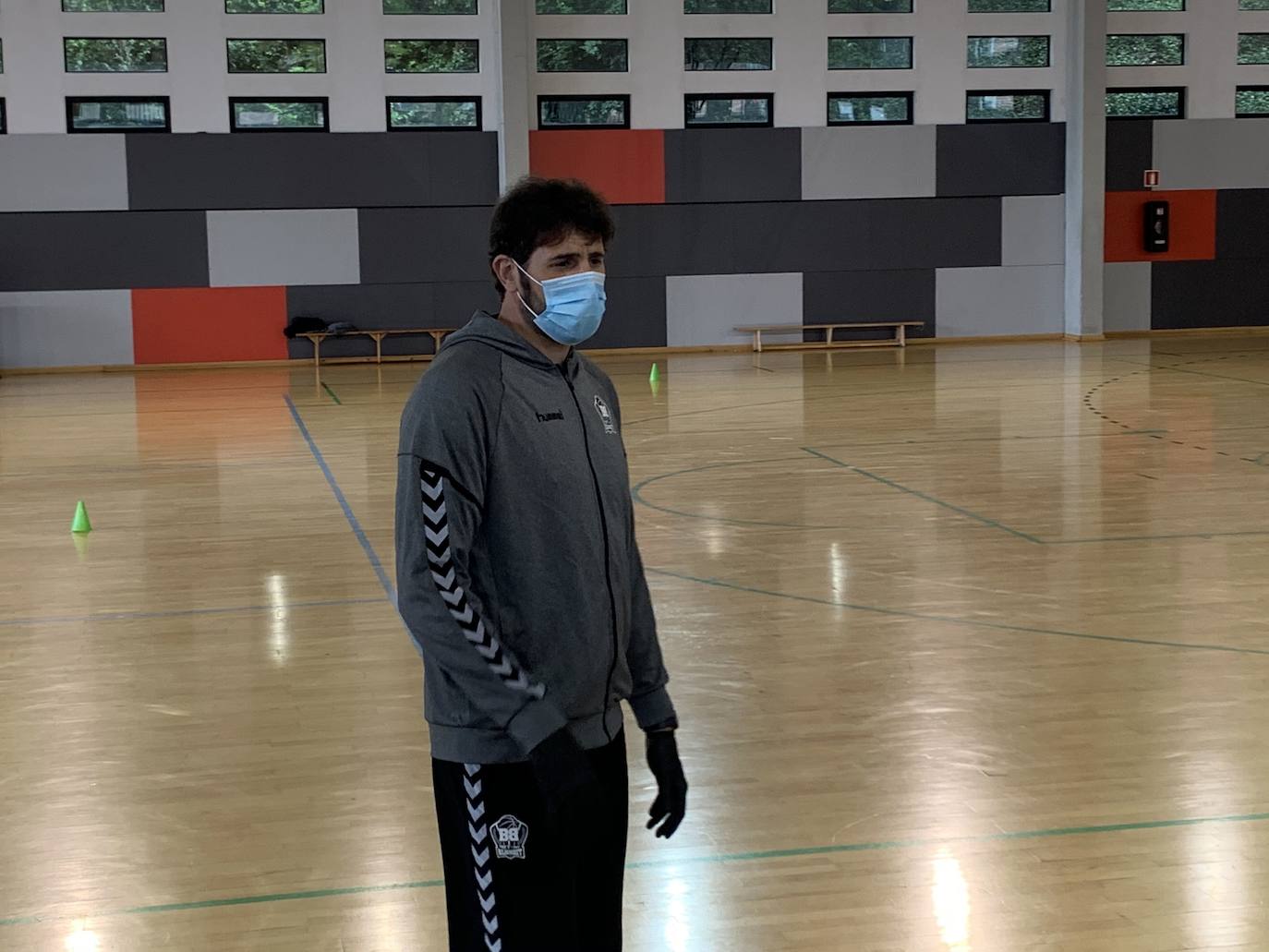 Mumbrú dirige su primer entrenamiento con mascarilla en mayo de 2020 tras el parón por el estado de alarma.