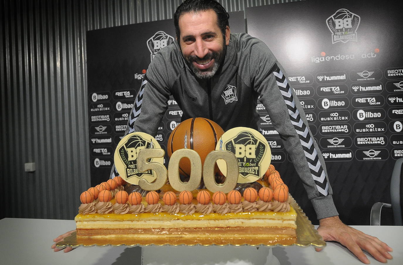 Mumbrú, en noviembre de 2019 con una tarta para celebrar los 500 partidos del Bilbao Basket en la ACB.