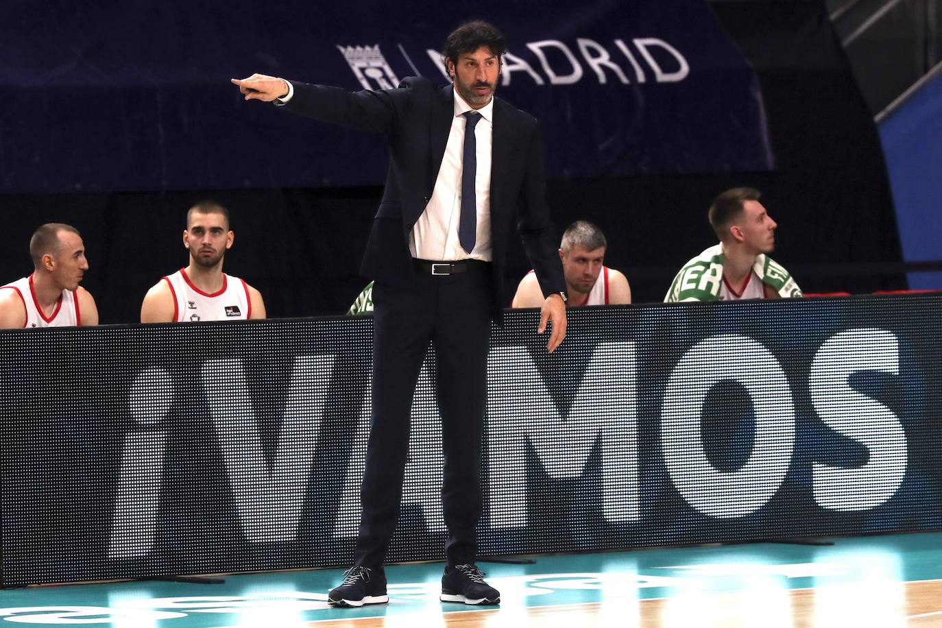 El entrenador del Bilbao Basket dirige a sus jugadores en un partido contra el Estudiantes en marzo de 2021.