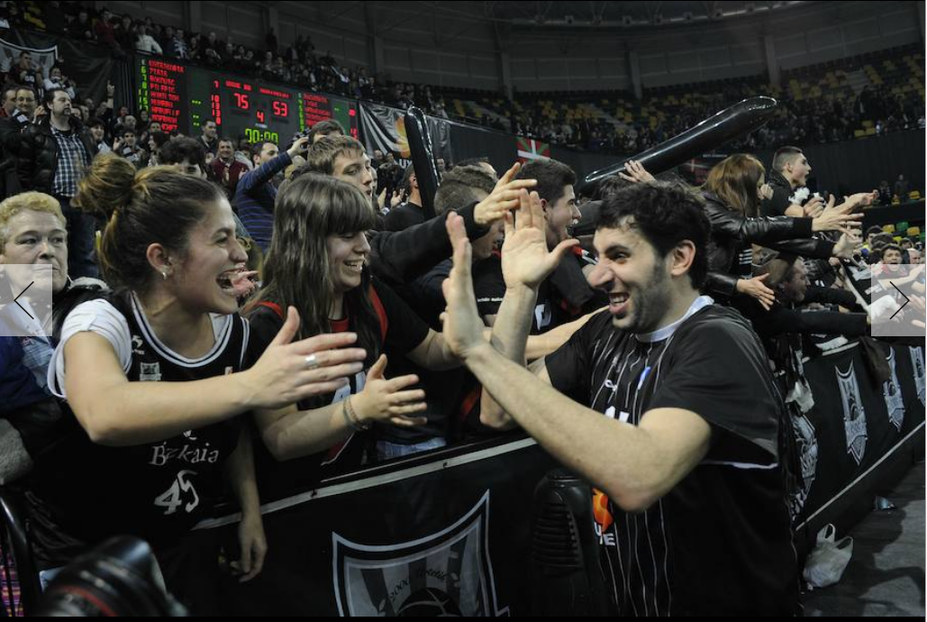 Mumbrú saluda a los seguidores del Bilbao Basket.