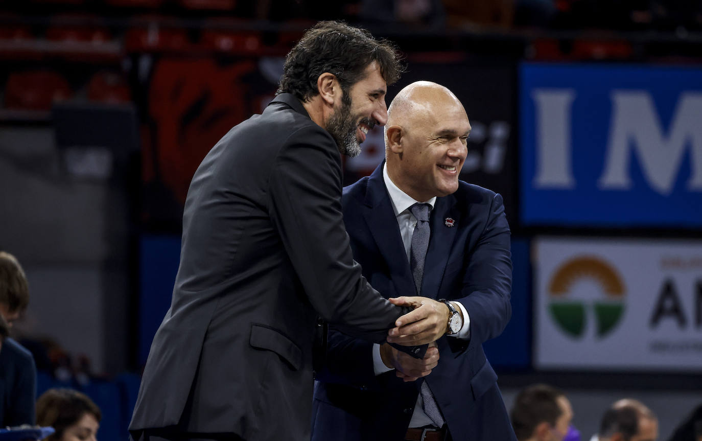 Álex Mumbrú saluda a Spahija en un partido de la ACB contra el Baskonia en diciembre de 2021.