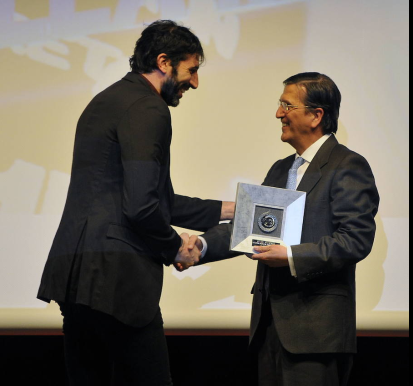 Álex Mumbrú recibe su galardón de manos del presidente de EL CORREO, Enrique de Ybarra, en la gala del deporte de EL CORREO celebrada en enero de 2017.