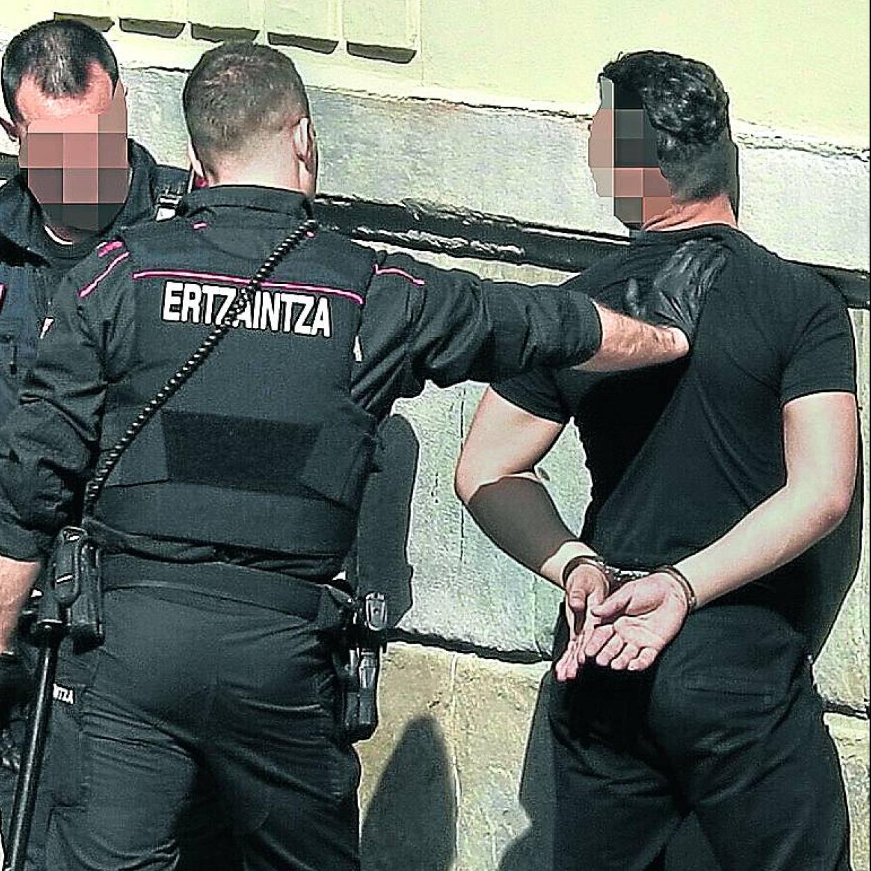 Agentes de la Ertzaintza realizan una detención. 