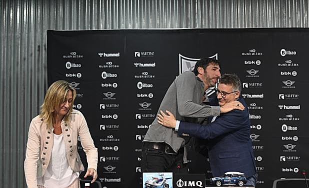 Imagen principal - Bilbao Basket: Mumbrú se va del Bilbao Basket | «Cuando vi mi camiseta alzada en Miribilla supe que era el momento de salir»