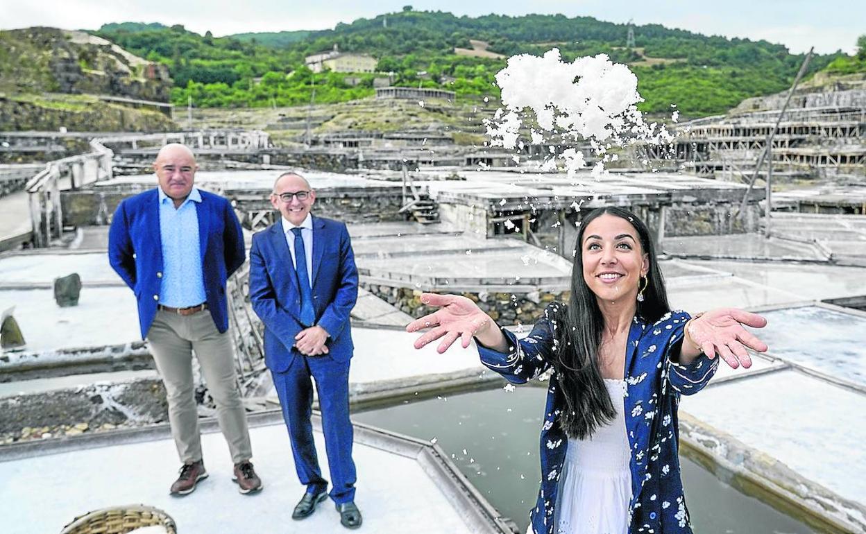 Joanna Artieda disfruta con la sal de Añana ante la mirada de Pablo de Oraá y Ramiro González. 