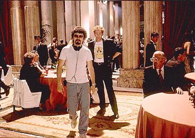 Imagen secundaria 1 - Rabal y Bajo Ulloa, en el rodaje. Debajo, el director vitoriano y Karra Elejalde, protagonsita y coguionista, en el rodaje en el casino.