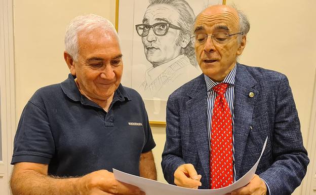 Joseba Sarrionandia recibe de manos de Andrés Urrutia su diploma de académico de Euskaltzaindia, concedido en 1991.