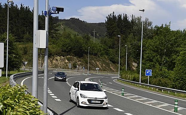 El primer radar de tramo de Bizkaia comienza a funcionar el lunes en el alto de Trabakua 
