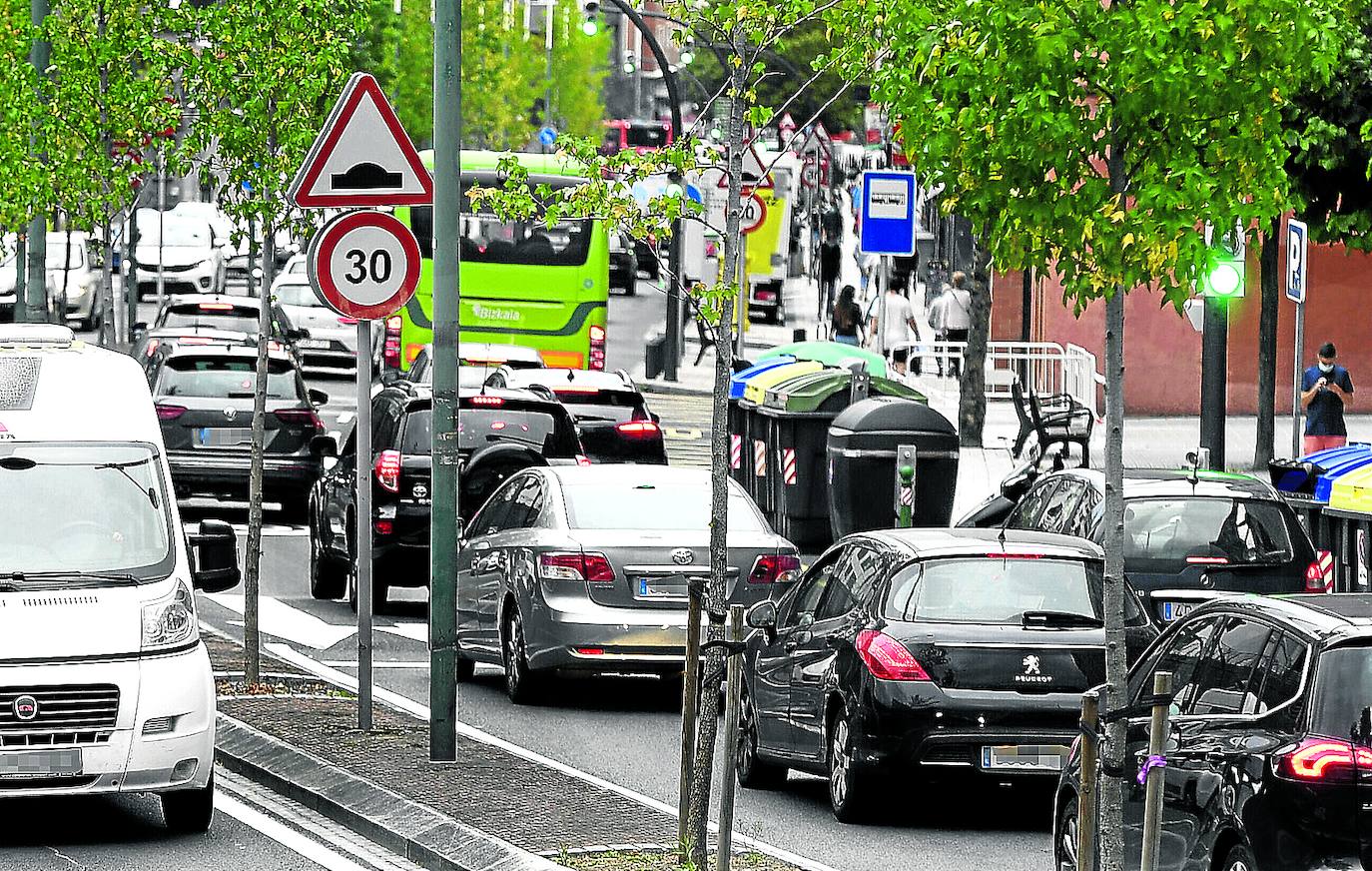 Entrada. Tráfico intenso en el acceso a la ciudad por la calle Juan de Garay.
