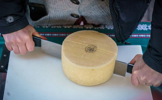 La pastora corta su queso Iruri. 