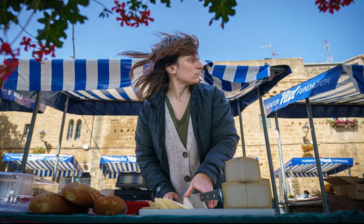 Maider, en su puesto de la pasada feria de San Isidro, en Laguardia.