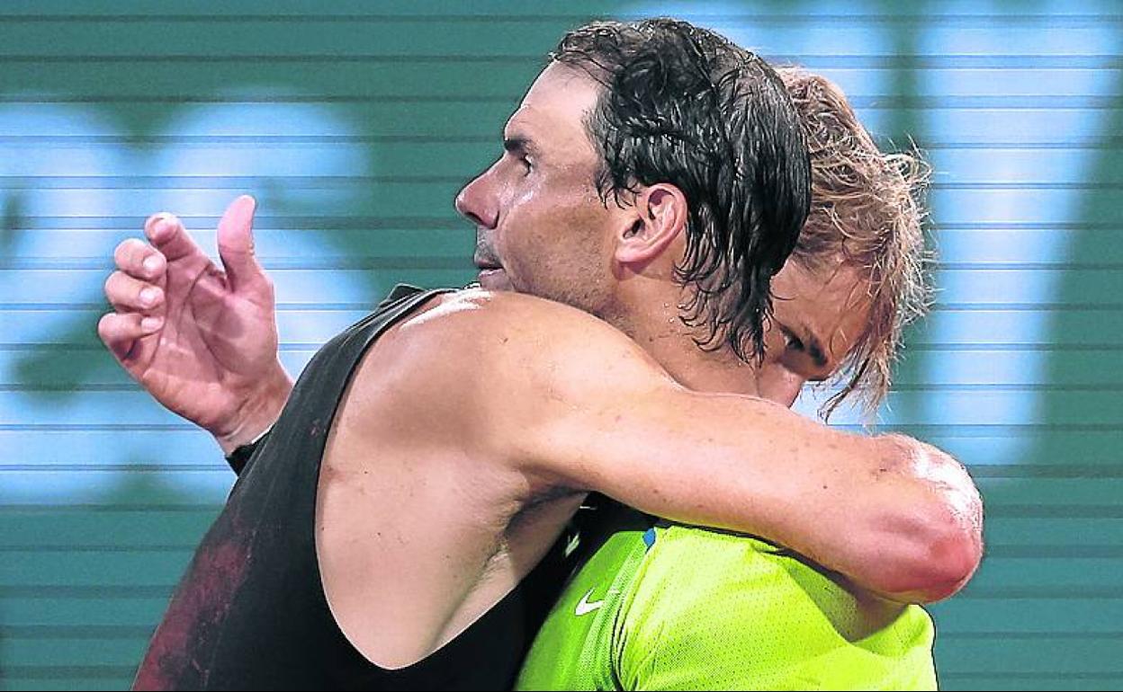 Rafa Nadal y Alexander Zverev se abrazan tras la retirada del alemán. 