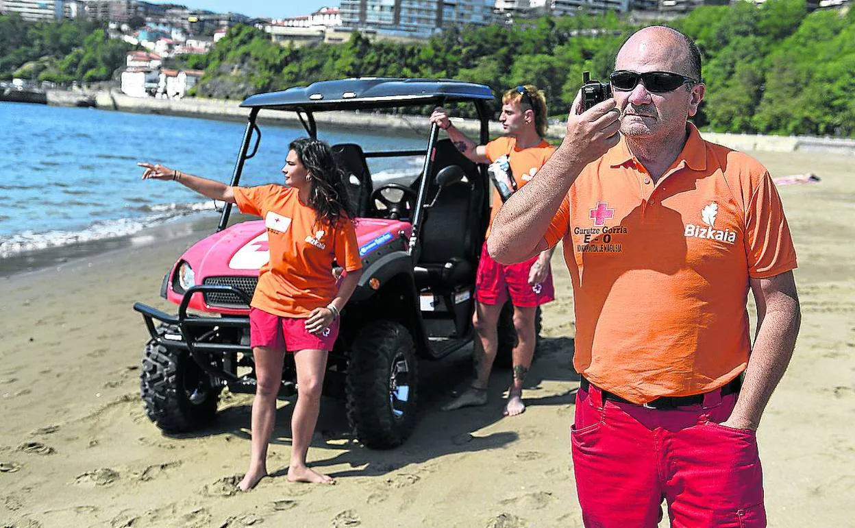 Koldo Larrazabal vigila la playa de Ereaga junto a dos socorristas que trabajarán hasta el próximo 30 de septiembre. 