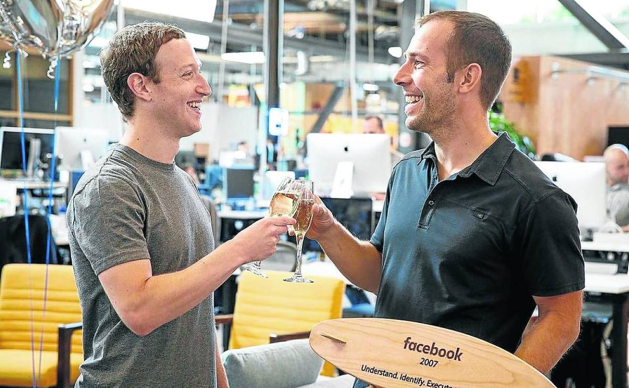 Mark Zuckerberg, junto a su nuevo número dos, el español Javier Oliván. 