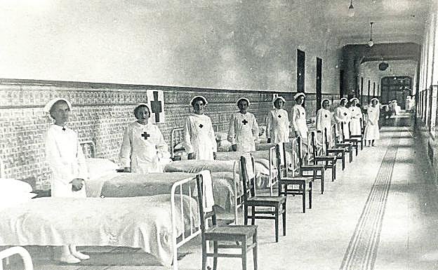 Su primer servicio fue el cuerpo de Damas Enfermeras, cuya primera misión fue atender a los soldados heridos en la guerra carlista. fotos: cruz roja 
