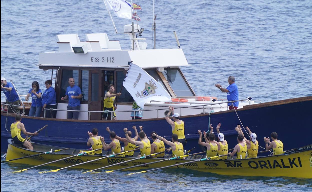 Los remeros de Orio celebran su ajustada victoria. 