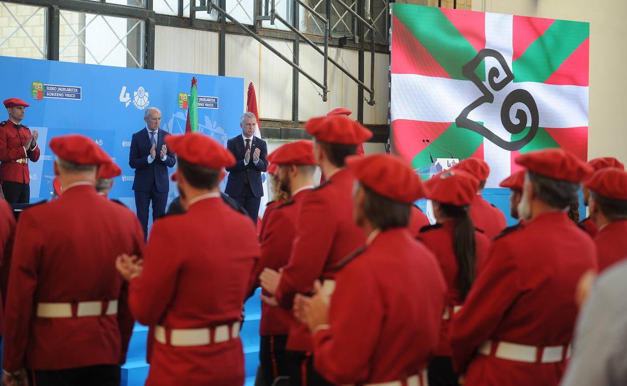 El lehendakari ha presidido la entrega de condecoraciones a la labor policial y el homenaje a los agentes fallecidos en acto de servicio. 