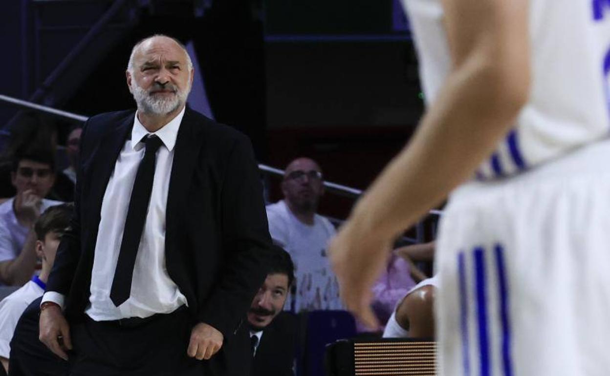 Pablo Laso sigue con atención un encuentro del Madrid.
