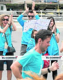 Imagen secundaria 2 - Txus Diharce recibe el cheque solidario de Patricia Arias. El buen humor no faltó en la prueba pese a que había que afrontar una carrera de ocho kilómetros. Numerosas personas, entre ellas familiares de los corredores, animaron a lo largo de todo el recorrido.