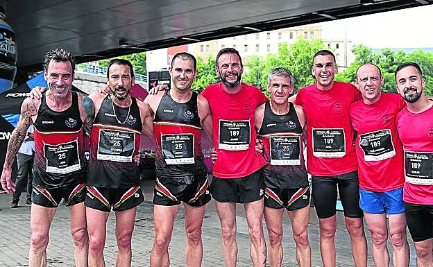 Los policías autonómicos y los militares acuartelados en Mungia posan juntos en la meta. 