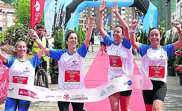 Las componentes del cuarteto OSI Bilbao-Basurto 1 cruzan sonrientes la línea de meta. 