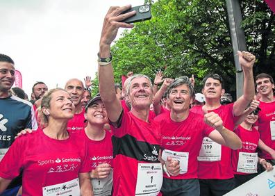 Imagen secundaria 1 - El público animó a sus familiares y compañeros de trabajo hasta con pompones de cheerleaders. Martín Fiz, campeón mundial y europeo de maratón, se hizo multitud de fotos con otros corredores antes de tomar la salida. Los atletas siguen unidos en el primer tramo de la carrera. 