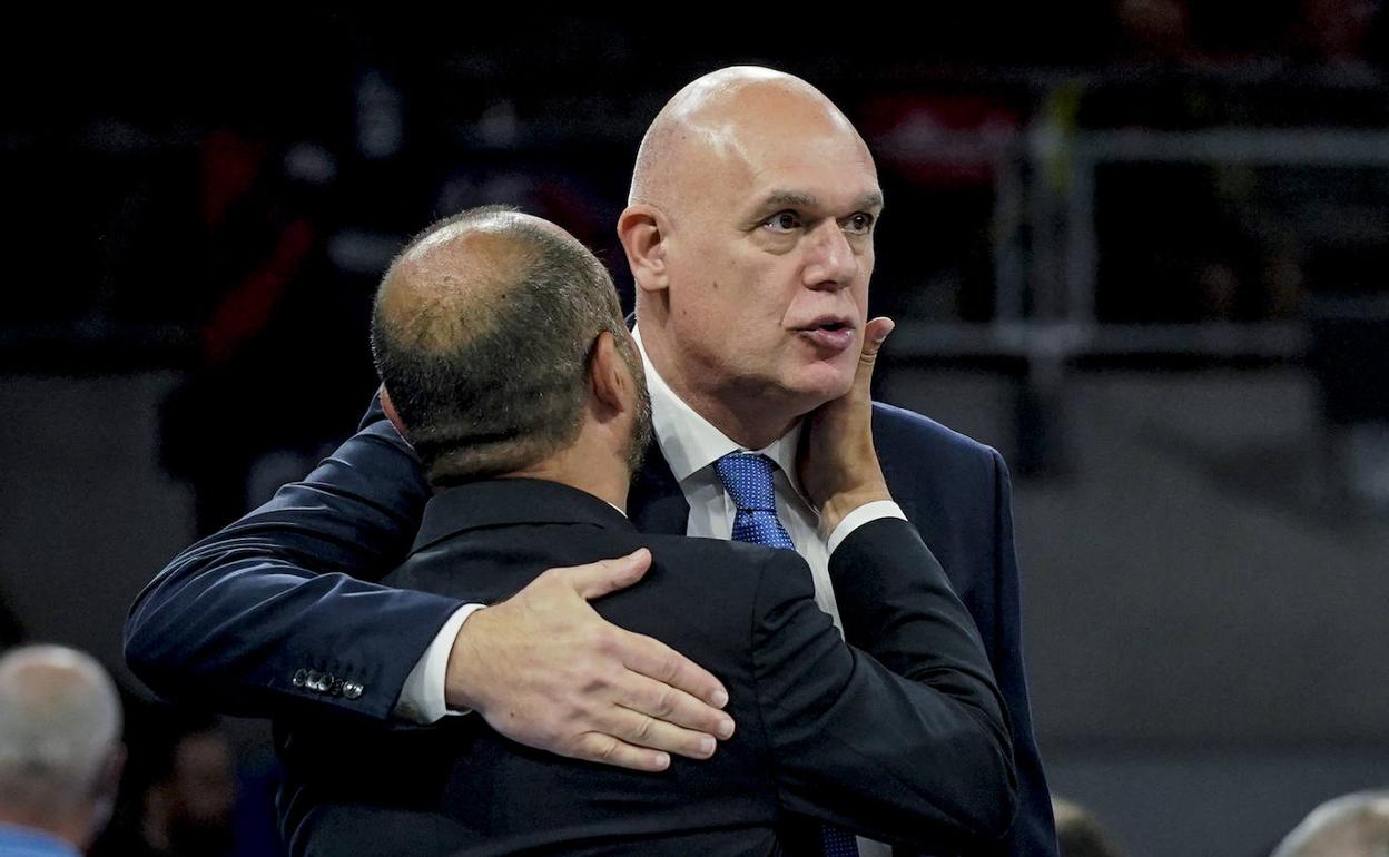 Spahija se saluda con Chus Mateo antes del encuentro. 