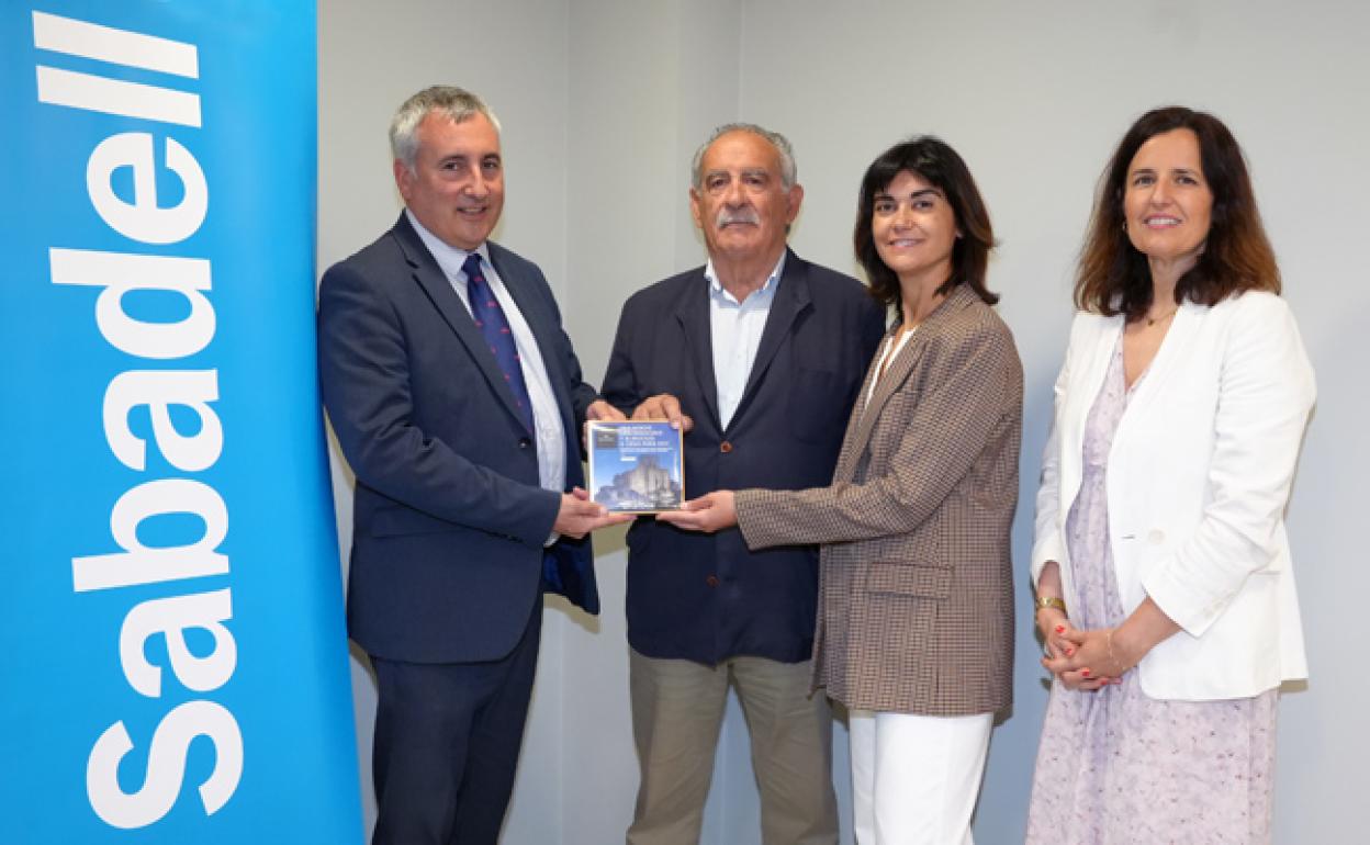 De izquierda a derecha: Jon Mikel Korta Imaz, director regional de Álava; Carlos Ibarra, ganador del premio; Idoia Martínez de Icaya, de EL CORREO; y Nuria Medrano Sáez, directora de la oficina principal de Vitoria-Gasteiz.