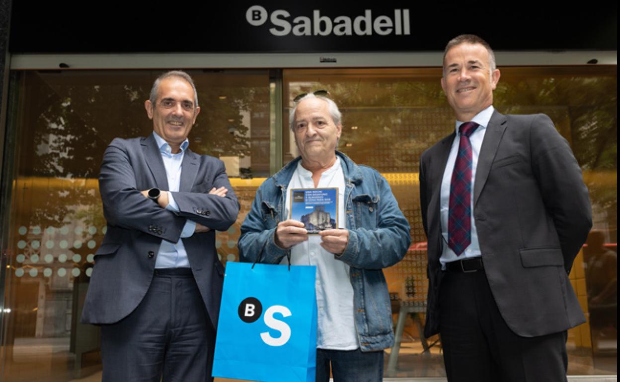 Alfredo Sánchez, Director Comercial de EL CORRREO; Javier Sagarna, ganador del premio; y Juan Ramón Rey, Director Regional de Bizkaia de Banco Sabadell.