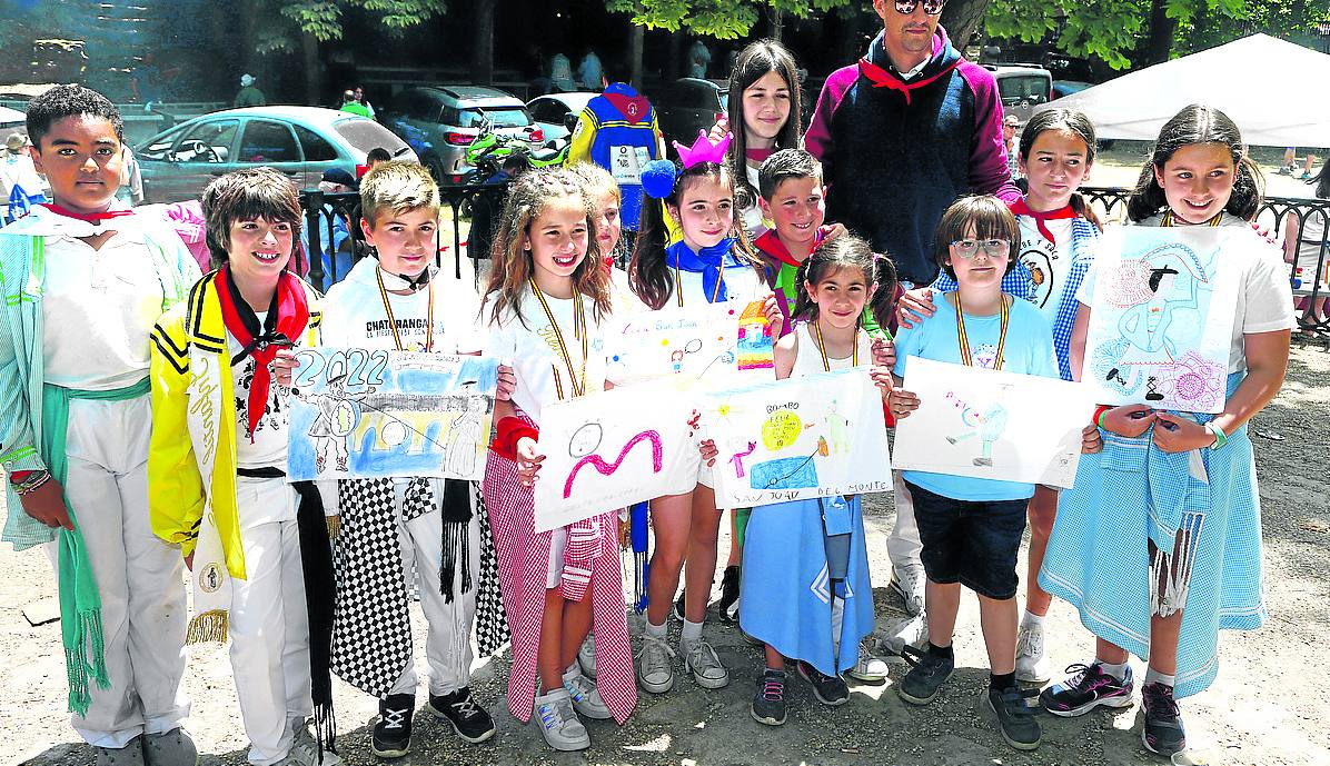 Ganadores. Los mejores del concurso de dibujo se hicieron la foto de familia.