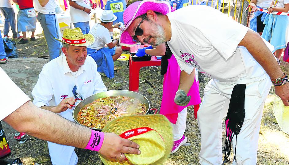 Con esfuerzo. Tuvieron todos que trabajar duro para mantener vivo el fuego con el que elaborar sus paella. 