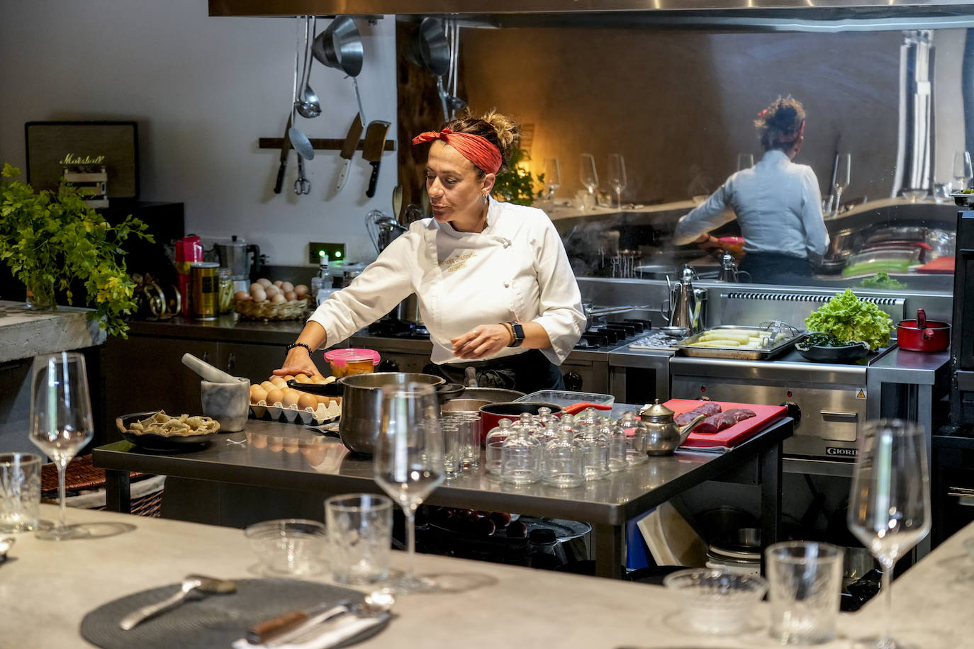 Beatriz Pascual dio de comer a los concursantes en su Almazen.