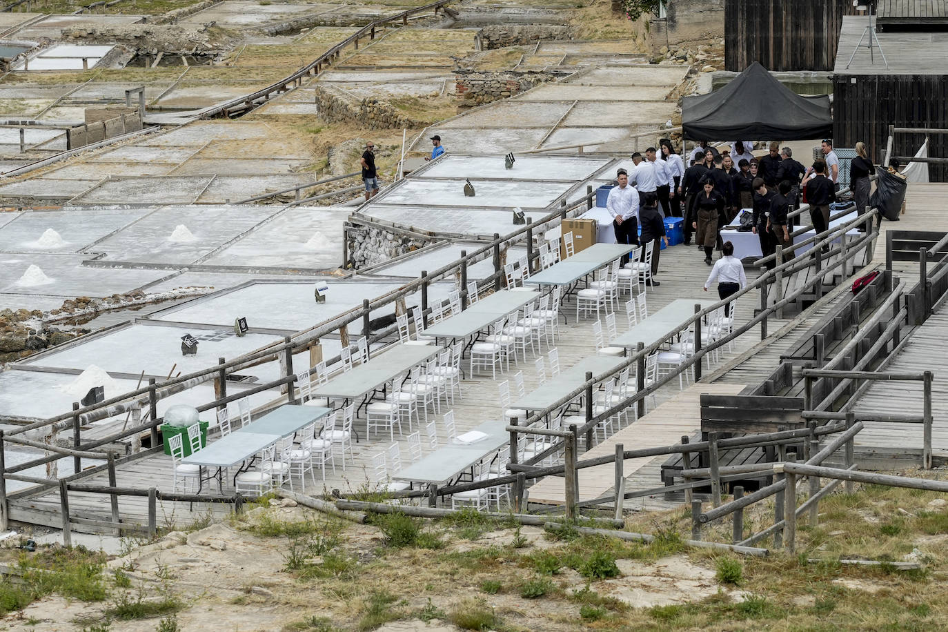 La zona del graderío acogió la comida con los invitados que cataron los platos de los famosos.