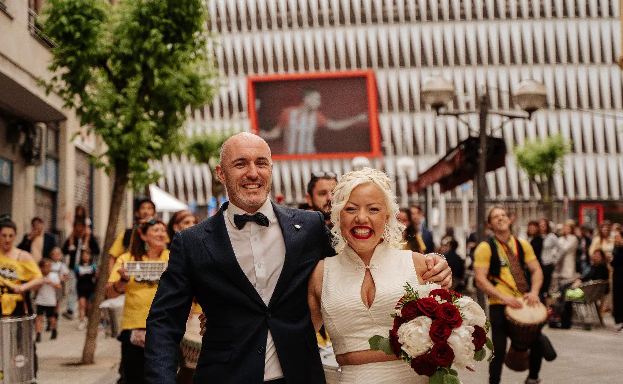 Bodas en Bilbao y tiendas de segunda mano (Bizkaia): Alquilar un tranvía  para invitados y vestido de novia de segunda mano: una boda sostenible en  Bilbao | El Correo