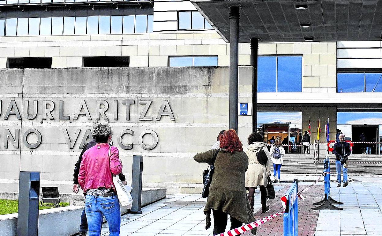 Entrada de los trabajadores del Gobierno vasco a la sede central, en Lakua. 