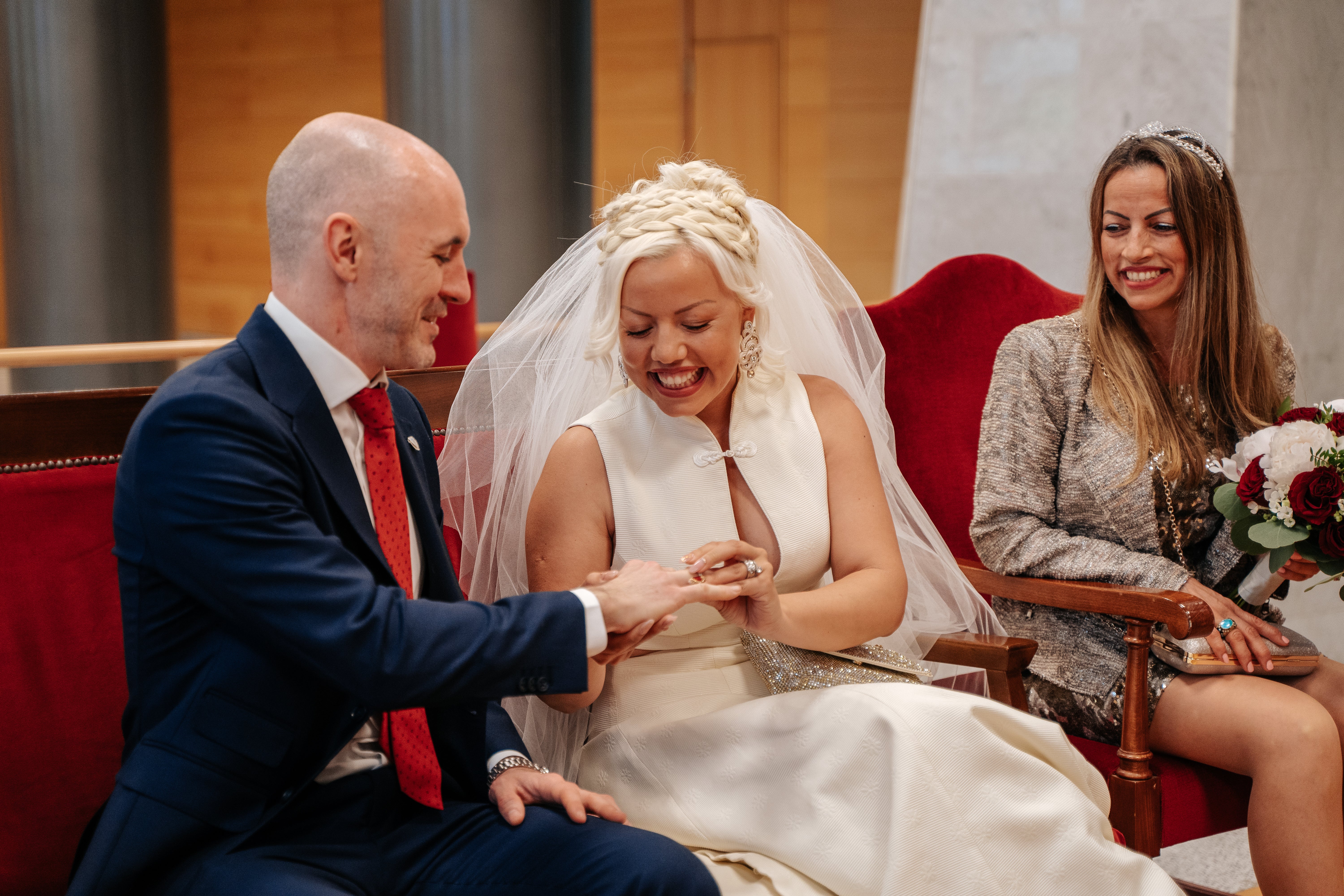 Fotos: La boda de Elisa y Beñat: un vestido de novia de Koopera y el tranvía de Bilbao alquilado para invitados