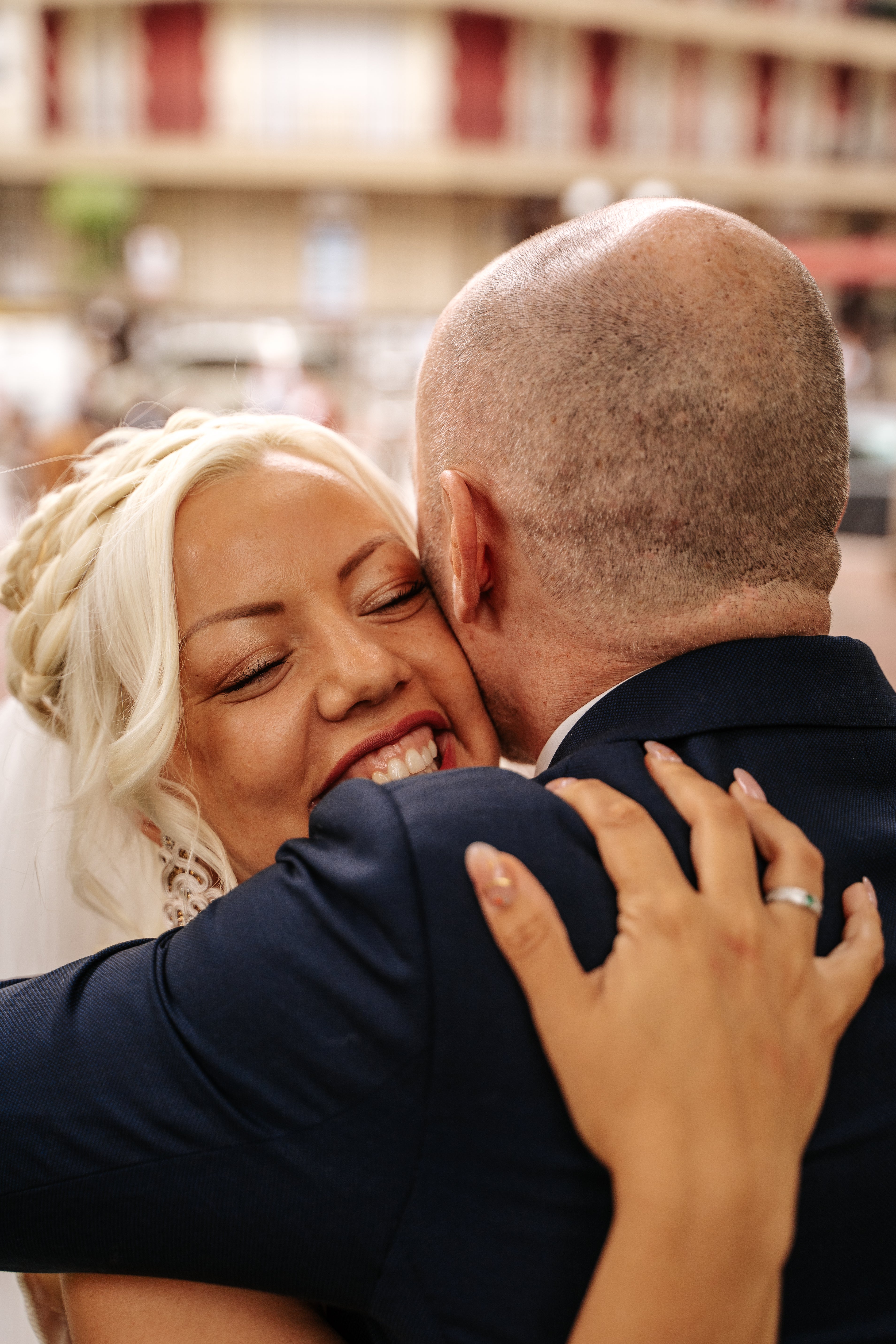 Fotos: La boda de Elisa y Beñat: un vestido de novia de Koopera y el tranvía de Bilbao alquilado para invitados