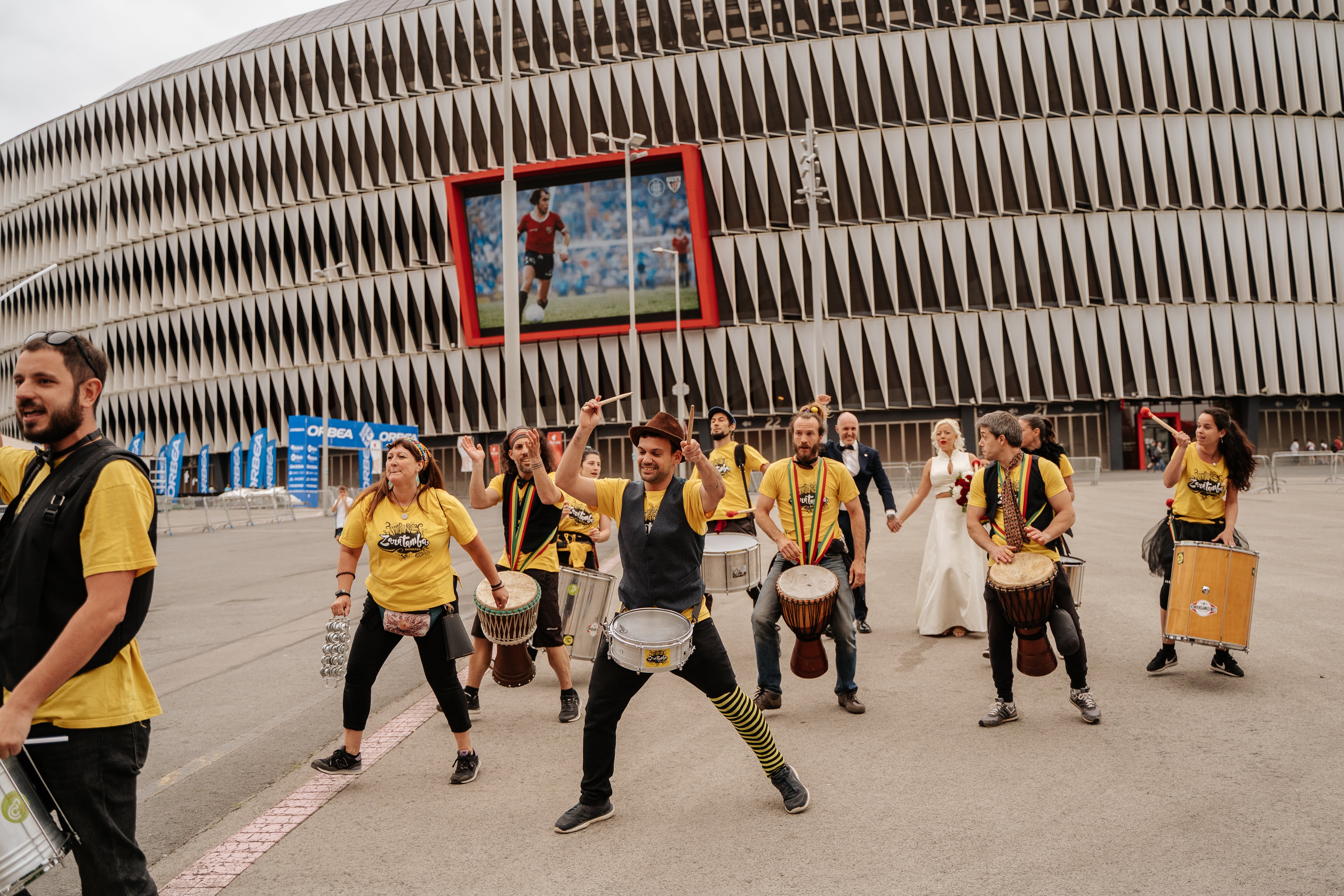 Fotos: La boda de Elisa y Beñat: un vestido de novia de Koopera y el tranvía de Bilbao alquilado para invitados