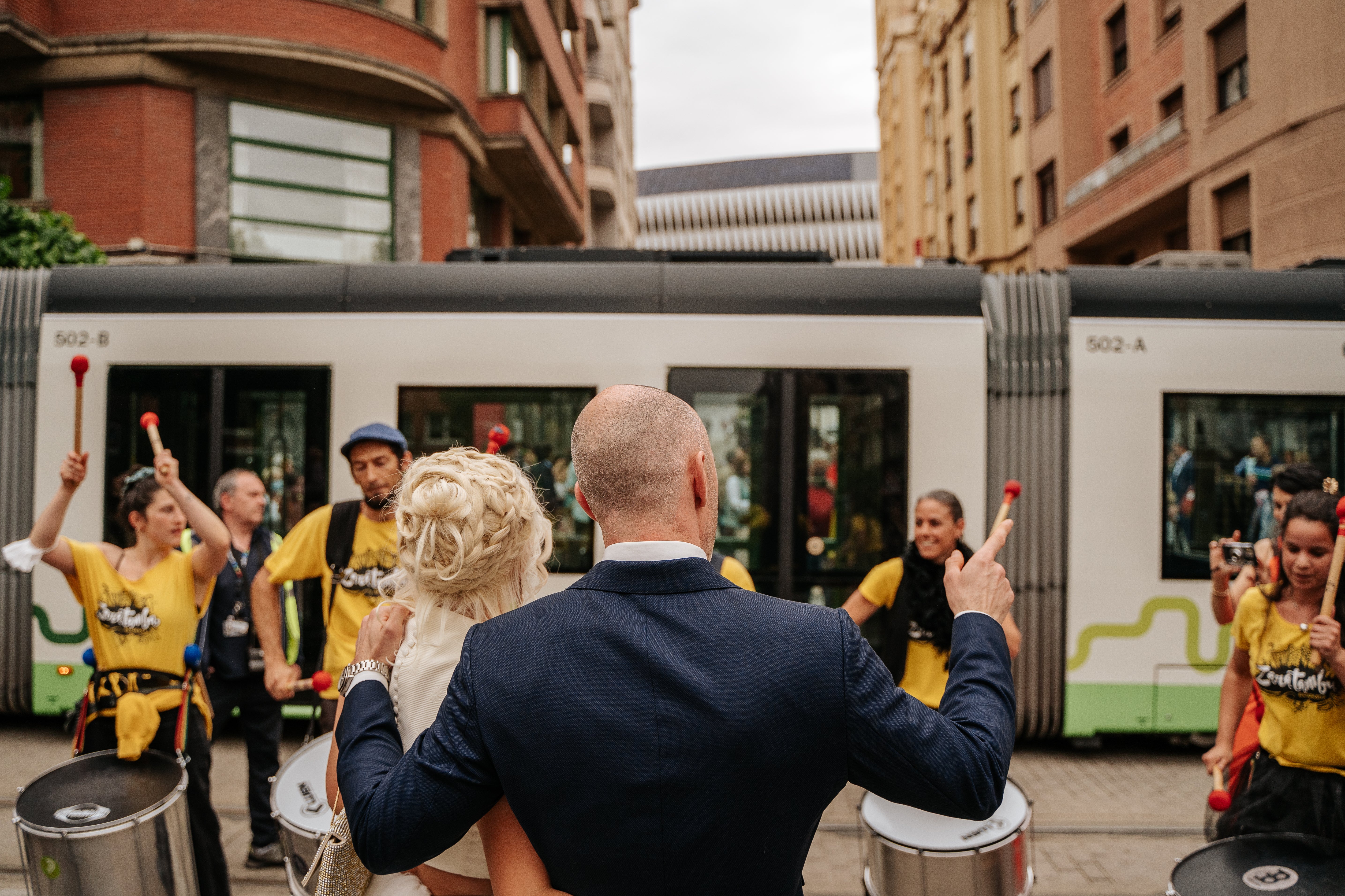 Fotos: La boda de Elisa y Beñat: un vestido de novia de Koopera y el tranvía de Bilbao alquilado para invitados